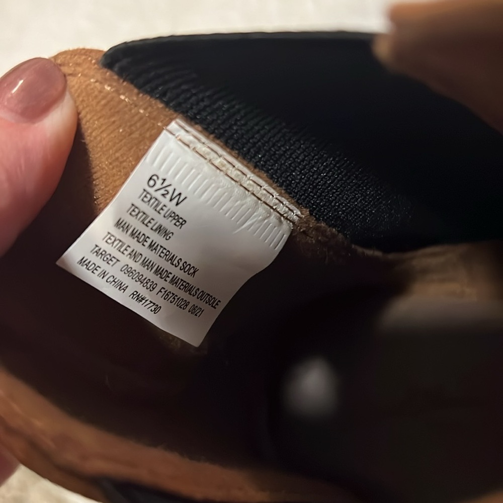 Universal Thread women’s boots - Picture 2 of 3